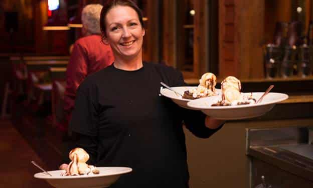 A Logan’s Roadhouse server brings dessert to families in need on Christmas Eve. Logan’s Roadhouse partnered with Second Harvest Food Bank of Middle Tennessee and its partner agencies to offer free, full-course meals to feed hungry families.